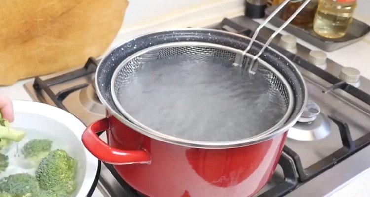 We bring water to a boil in a pot, set a sieve or colander on it.