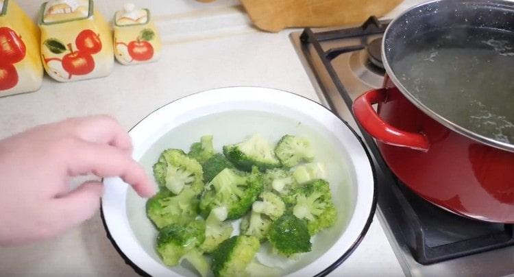 After 2 minutes of boiling, transfer the broccoli to cold water.