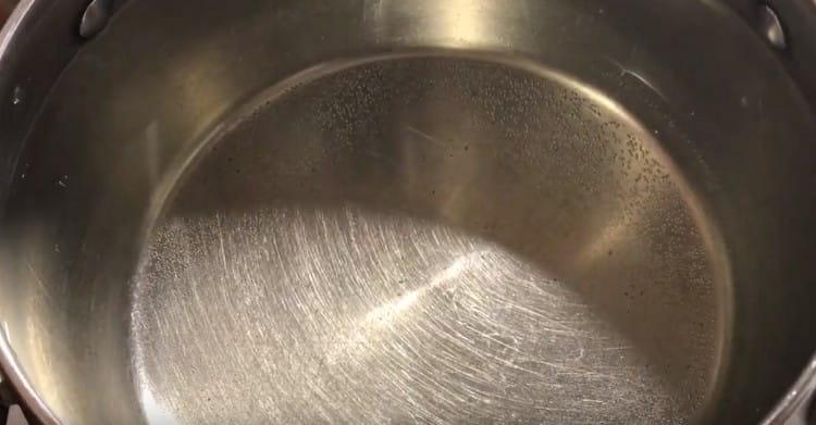 Breng het water aan de kook in een pan.