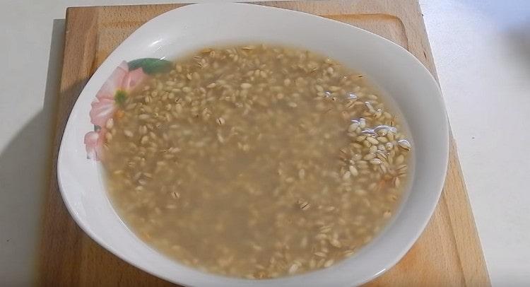 Pour pearl barley for 10 minutes with boiling water.