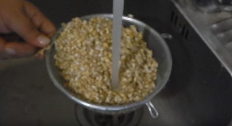 We discard the cereal in a colander and rinse under running water.