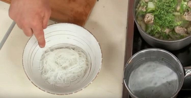 Ensuite, nous déplaçons les nouilles dans un bol pour servir la soupe.