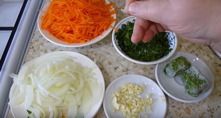 Couper les oignons et les herbes, râper les carottes.