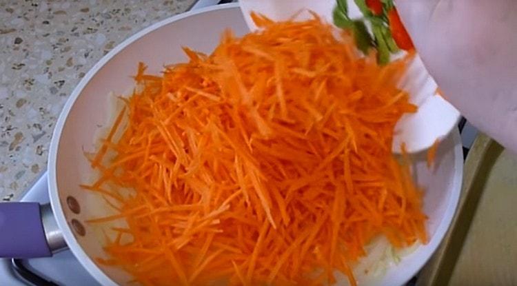 faire revenir les oignons dans une casserole, y ajouter les carottes.