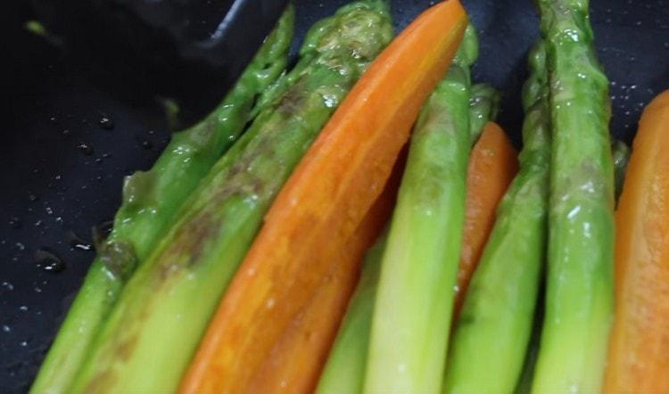 Nous transférons les légumes cuits à la poêle et les faisons légèrement frire.