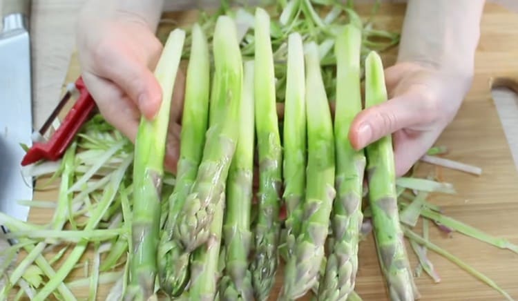 We clean asparagus.