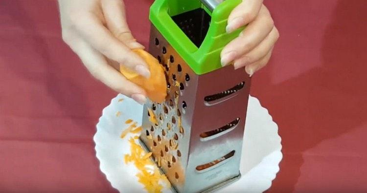 grate carrots on a coarse grater.