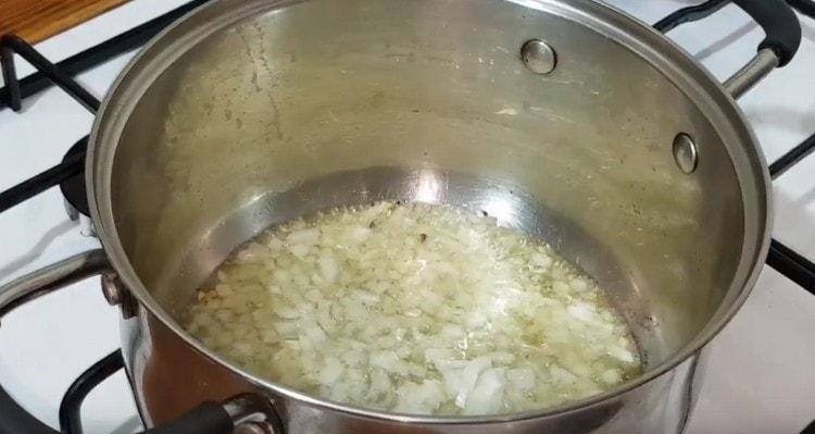 En una sartén con un fondo grueso, fríe la cebolla en aceite.