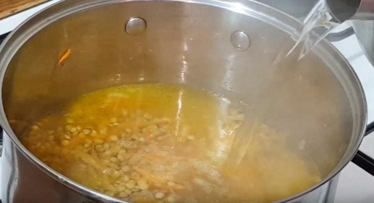 We put the lentils in the pan and pour everything with boiling water.