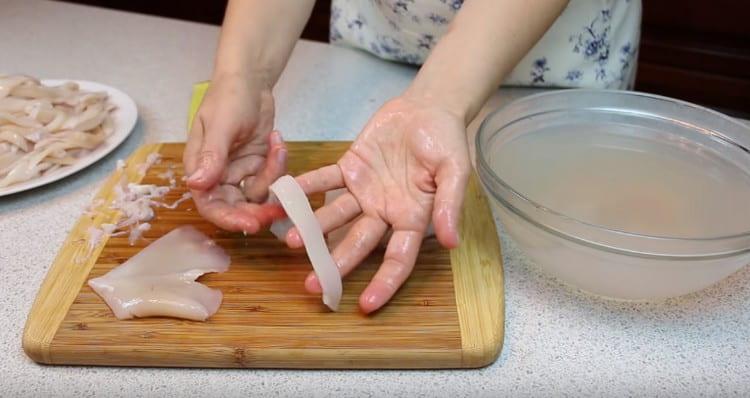 Couper les fruits de mer en lanières ou en rondelles.
