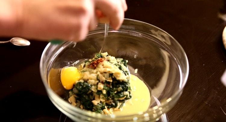 Extendemos los ingredientes de la sartén a la ricota, agregamos el ají y el huevo.