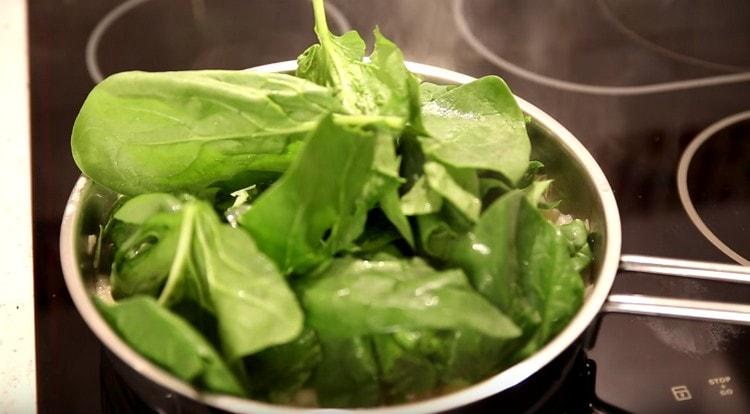 Add spinach leaves to the filling.
