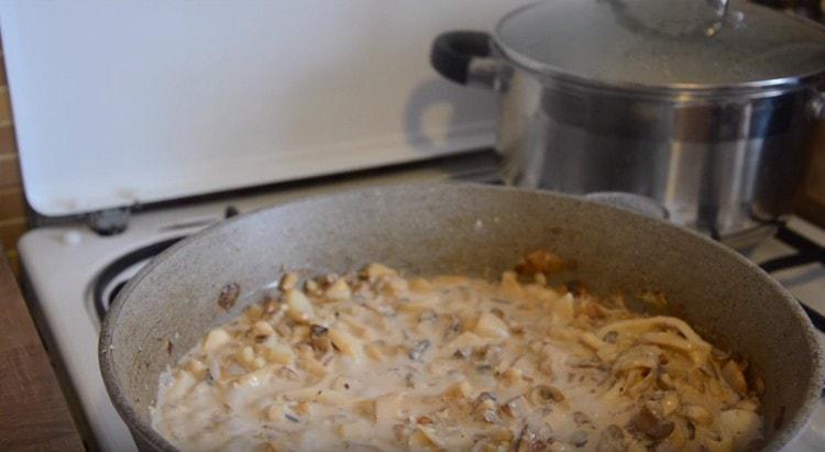 Squids in sour cream are ready.