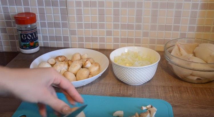 Cut the mushrooms into small cubes.