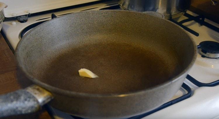 heat the pan, spread a piece of butter.