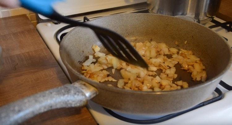 Freír la cebolla en mantequilla hasta que esté dorada.