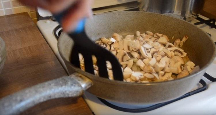 Add mushrooms to the onion.
