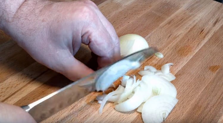 Oignon coupé en demi-rondelles.