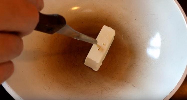 Dans une casserole, nous chauffons un morceau de beurre.