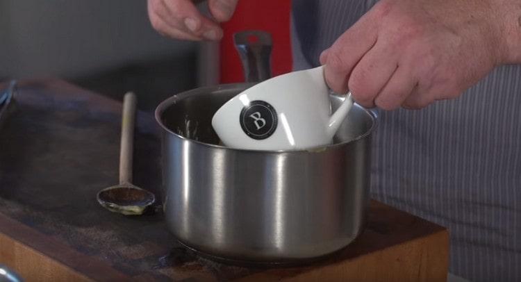 Add the broth formed during the preparation of squid to the butter and flour.