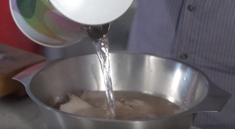 Sumerja los calamares con agua hirviendo para que se limpien bien.