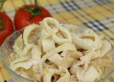 Cocinamos calamares guisados ​​en crema agria, de acuerdo con una receta paso a paso con una foto.