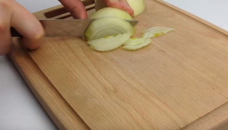cut the onions in half rings.