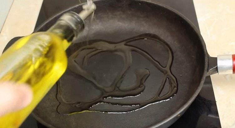 Heat the pan with vegetable oil.