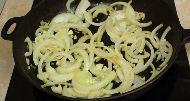 Freír la cebolla hasta que esté suave.