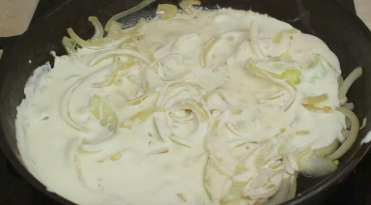 Add sour cream to the onion.