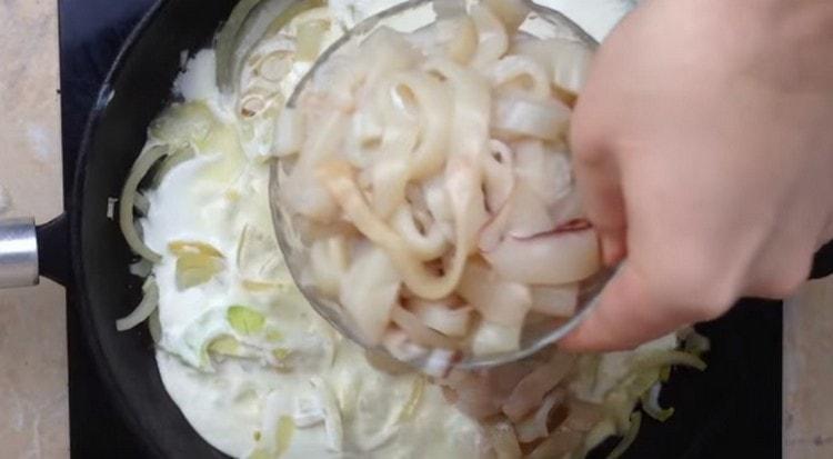 unte a la cebolla con crema agria de calamar.