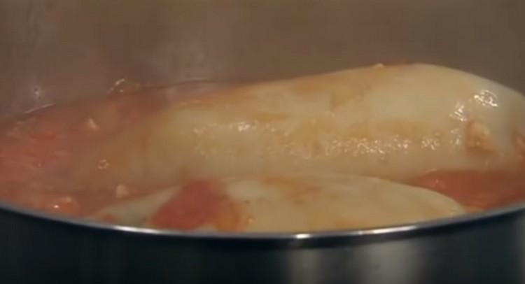 In the resulting gravy, spread the squid and cover with a lid.