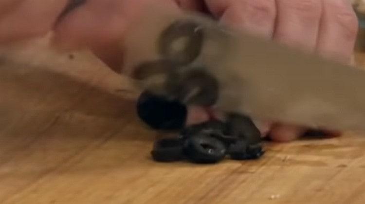 Cut into slices of black olives.