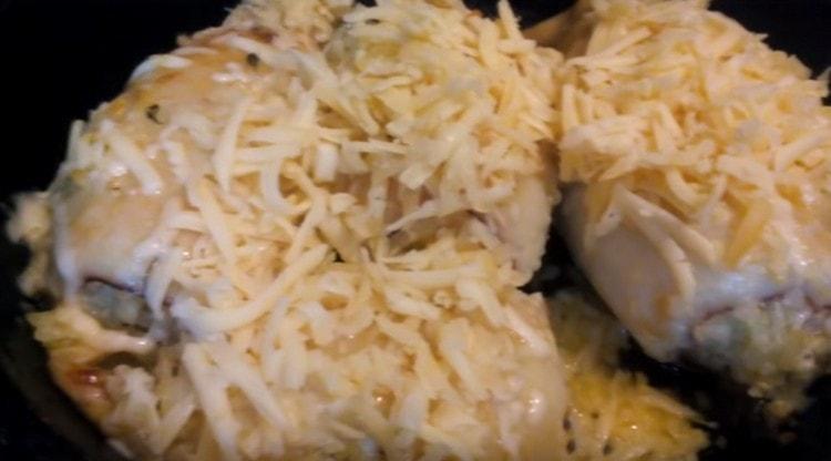 Unos minutos antes de cocinar, espolvorea los calamares con queso rallado.