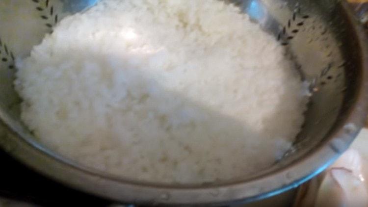 Le riz doit d'abord être bouilli, puis lavé.