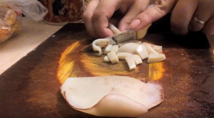 Finely chop the squid ears.