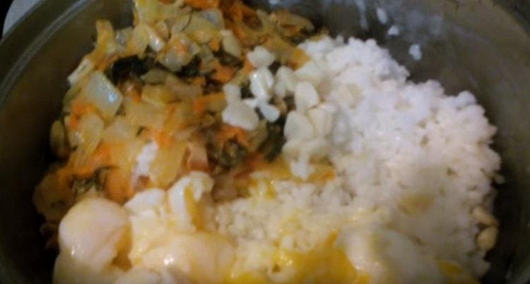 Pržite, pomiješajte rižu s dijelom naribanog sira.