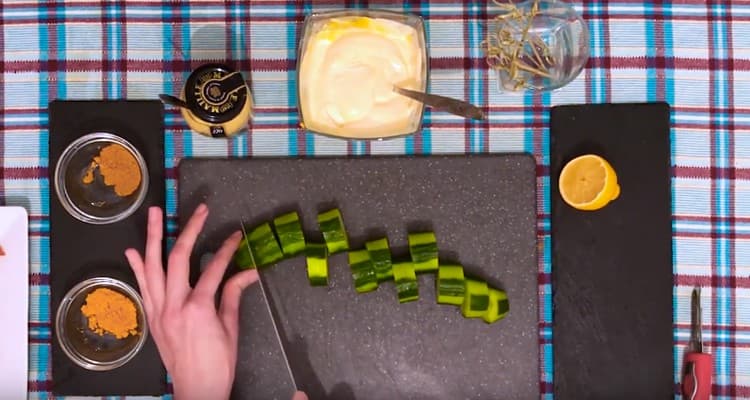 Cut the cucumber into thick slices.