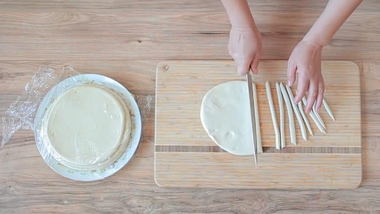 Toma un pastel y córtalos.