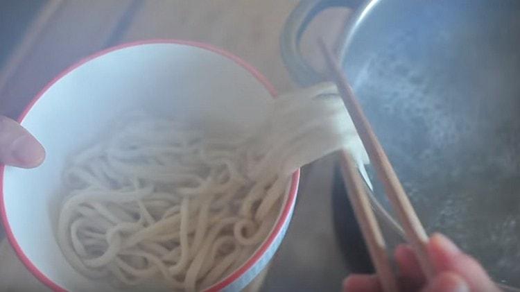 Les nouilles chinoises préparées selon cette recette peuvent être servies, par exemple, avec du bouillon de viande.