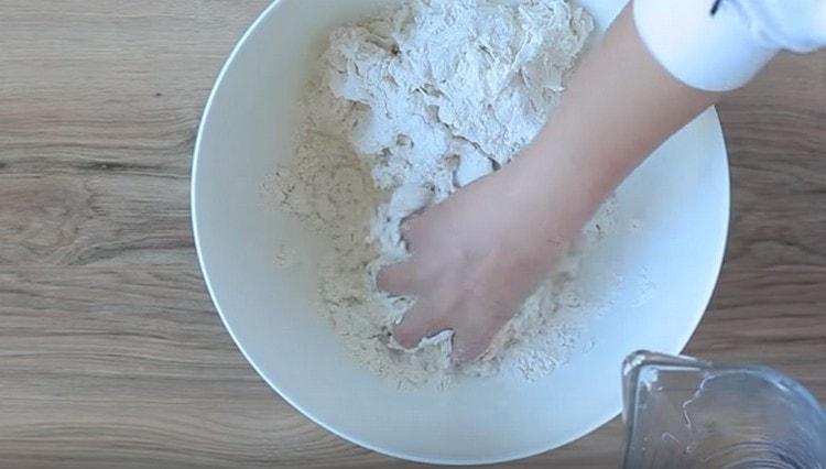 Agregue agua a la harina y amase la masa.