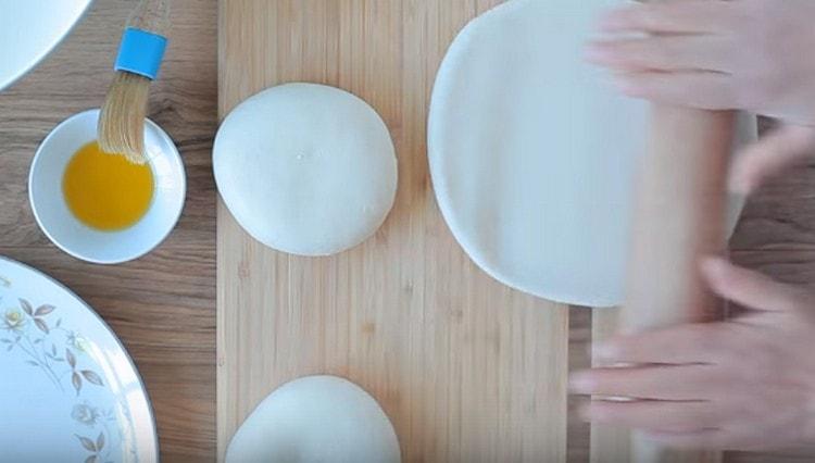Roll each cake to a thickness of 1 cm.