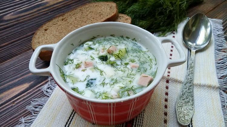 Okroshka clásico con salchicha en el agua según una receta paso a paso con foto