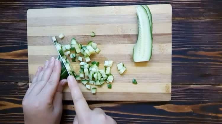 Para preparar okroshka, prepara los ingredientes.