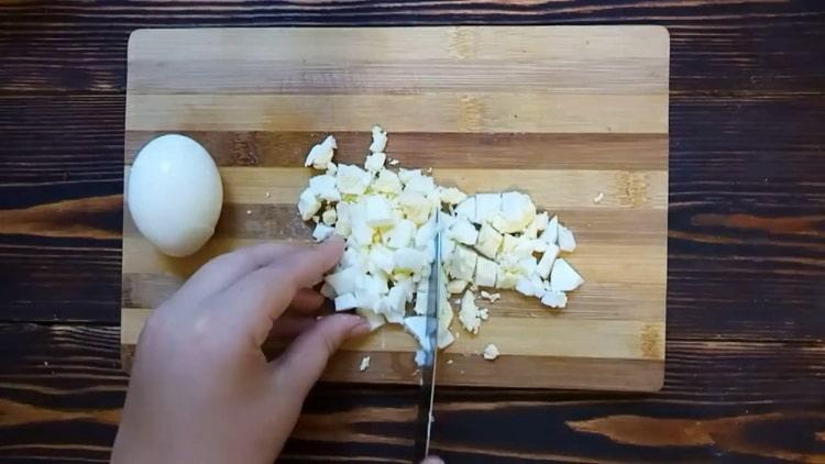 Para cocinar okroshka, picar los huevos.