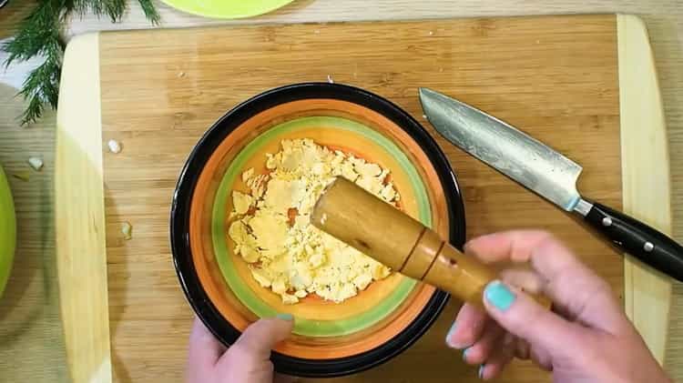 Grind the yolk to make okroshka