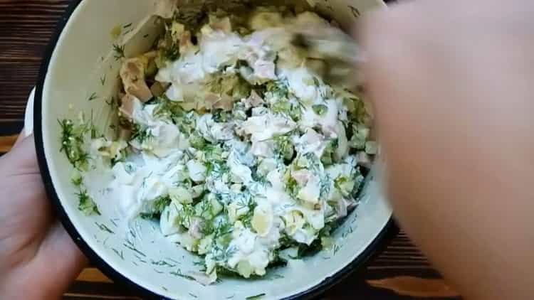 Upang makagawa ng okroshka, magdagdag ng kulay-gatas