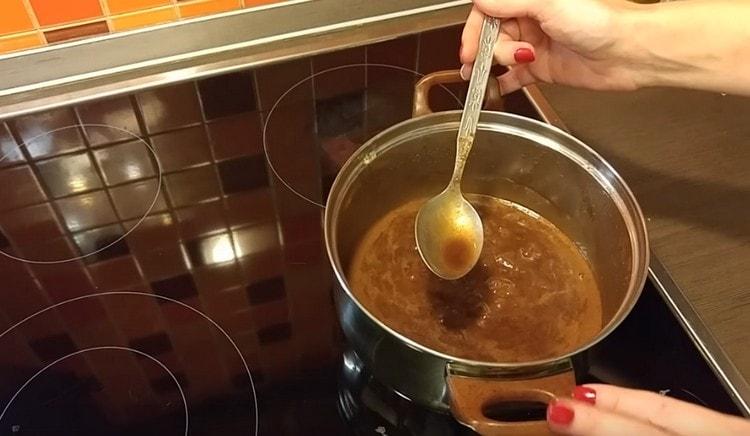 Cocine la mezcla hasta que el azúcar se disuelva por completo y luego deje que se enfríe.