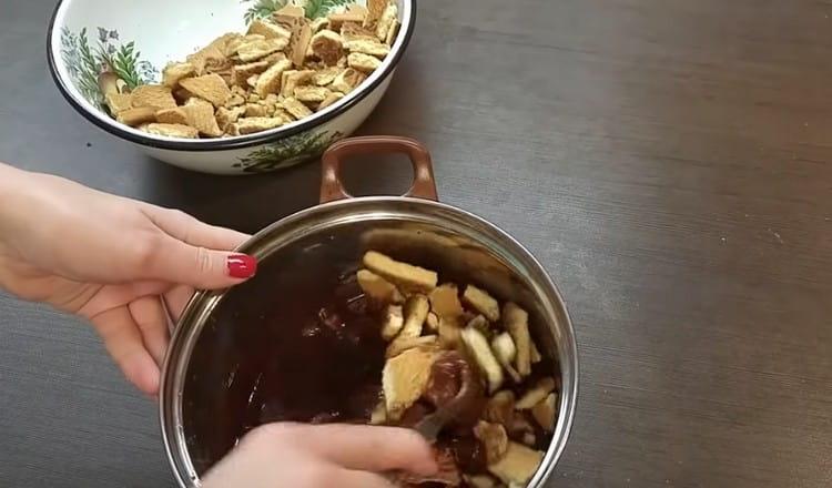 Mettez les biscuits dans la masse de chocolat, mélangez.