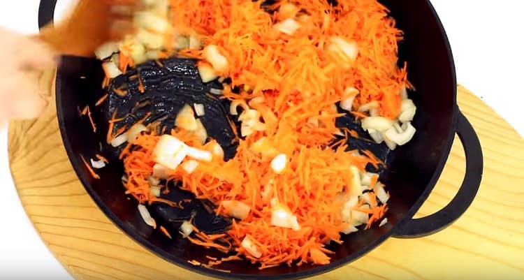 Add the grated carrots to the pan in the pan.